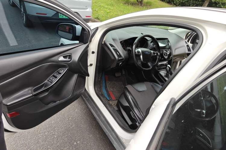 Used Ford Focus 2012 Hatchback 1.6L Automatic Fashion Edition Driver Seat