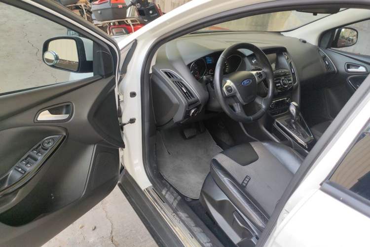 Used Ford Focus 2012 Hatchback 1.6L Automatic Fashion Edition Driver Seat