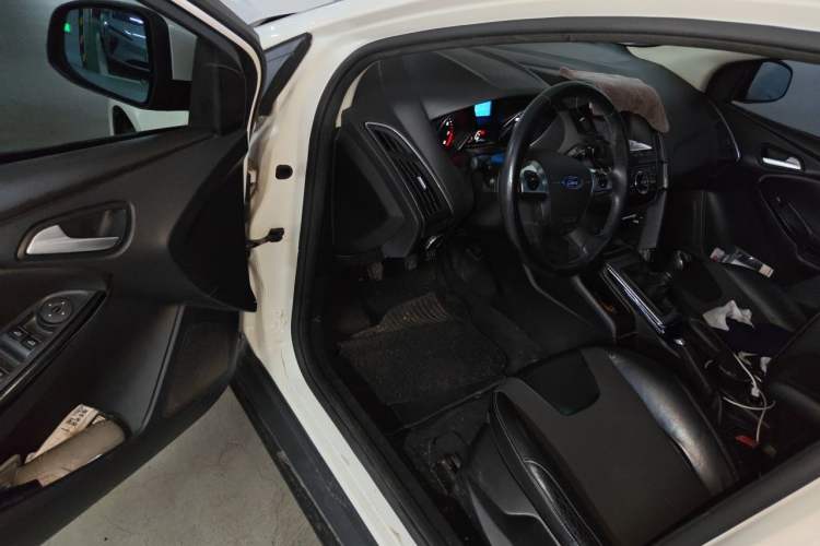 Used Ford Focus 2012 Sedan 1.6L Manual Fashion Edition Driver Seat