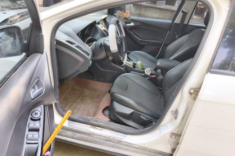 Used Ford Focus 2012 Hatchback 1.6L Automatic Fashion Edition Driver Seat
