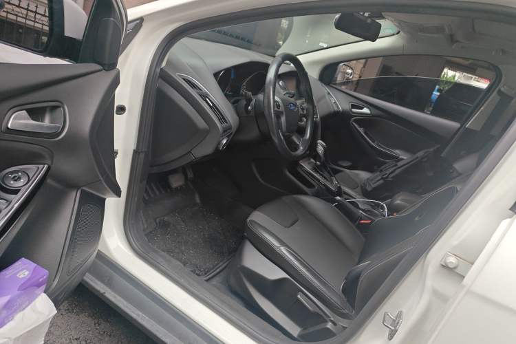 Used Ford Focus 2012 Sedan 1.6L Automatic Fashion Edition Driver Seat