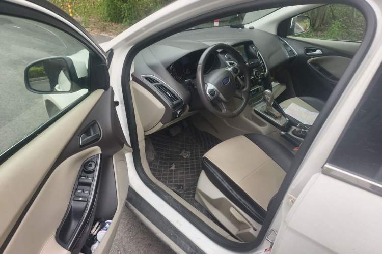 Used Ford Focus 2012 Sedan 1.6L Automatic Fashion Edition Driver Seat