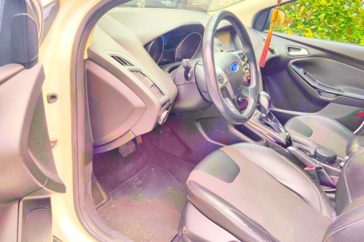 Used Ford Focus 2012 Hatchback 1.6L Automatic Fashion Edition Driver Seat