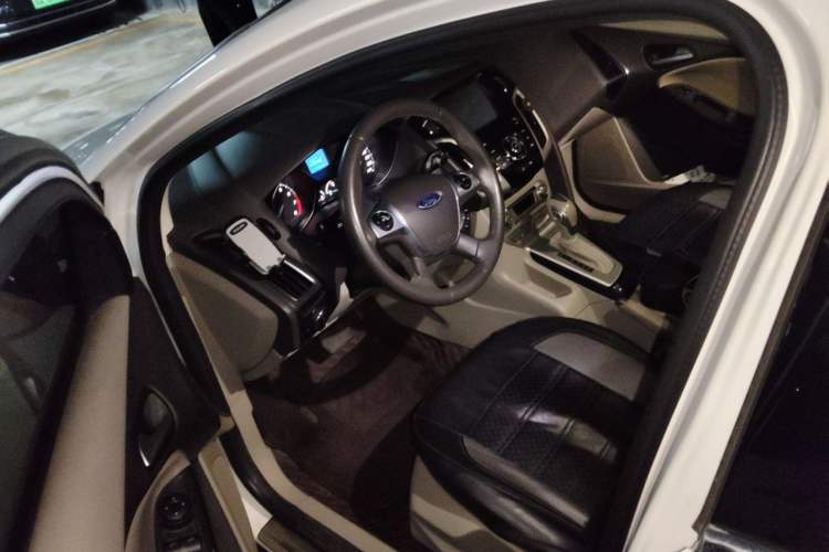 Used Ford Focus 2012 Sedan 1.6L Automatic Fashion Edition Driver Seat