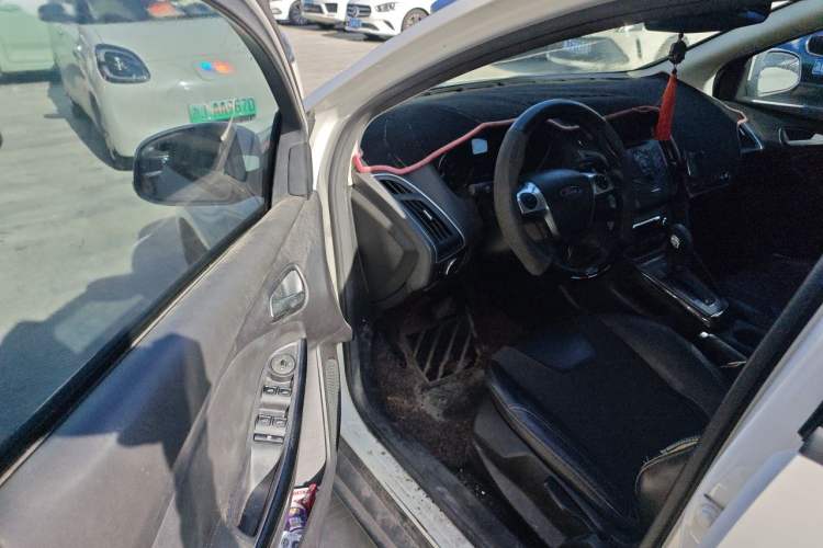 Used Ford Focus 2012 Sedan 1.6L Automatic Fashion Edition Driver Seat