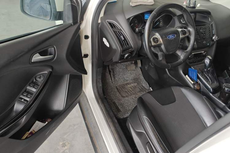 Used Ford Focus 2012 Sedan 1.6L Automatic Fashion Edition Driver Seat