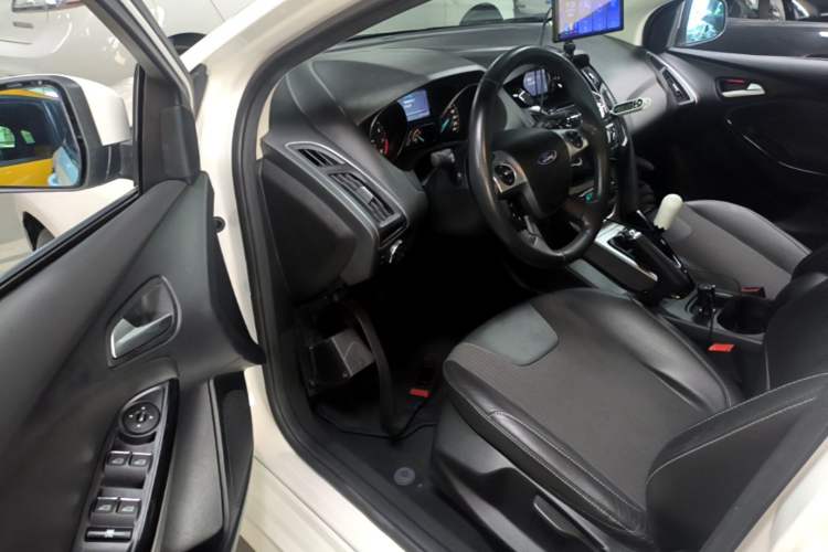 Used Ford Focus 2012 Hatchback 2.0L Manual Luxury Sport Model Driver Seat