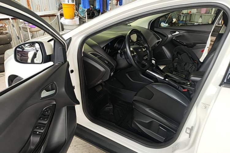 Used Ford Focus 2012 Hatchback 1.6L Automatic Fashion Edition Driver Seat