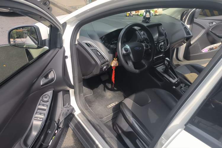 Used Ford Focus 2012 Sedan 1.6L Automatic Fashion Edition Driver Seat