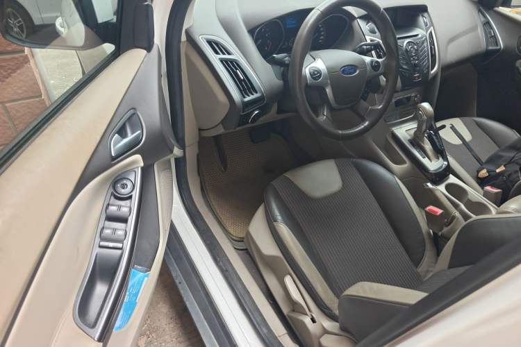 Used Ford Focus 2012 Sedan 1.6L Automatic Fashion Edition Driver Seat