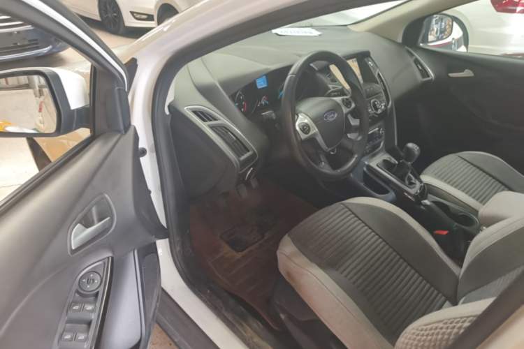 Used Ford Focus 2012 Sedan 1.6L Manual Fashion Edition Driver Seat
