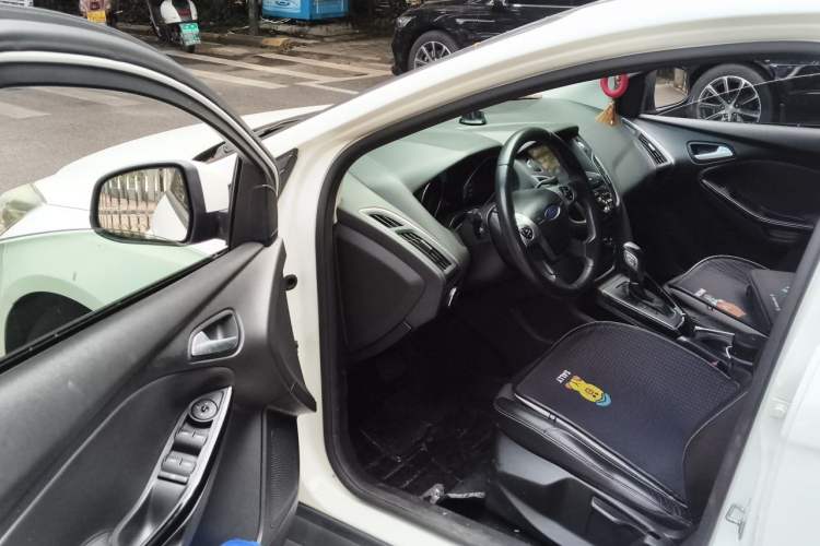 Used Ford Focus 2012 Sedan 1.6L Automatic Fashion Edition Driver Seat
