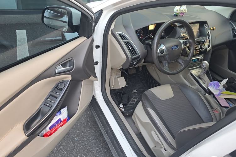 Used Ford Focus 2012 Hatchback 1.6L Automatic Fashion Edition Driver Seat