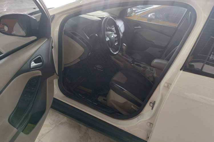 Used Ford Focus 2012 Hatchback 1.6L Automatic Fashion Edition Driver Seat
