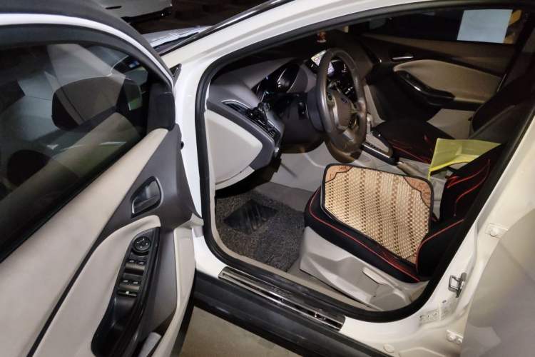 Used Ford Focus 2012 Sedan 1.6L Automatic Fashion Edition Driver Seat