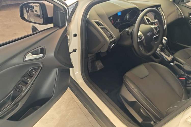Used Ford Focus 2012 Sedan 1.6L Automatic Fashion Edition Driver Seat