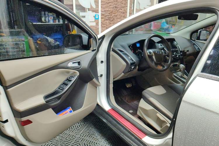 Used Ford Focus 2012 Sedan 1.6L Automatic Fashion Edition Driver Seat