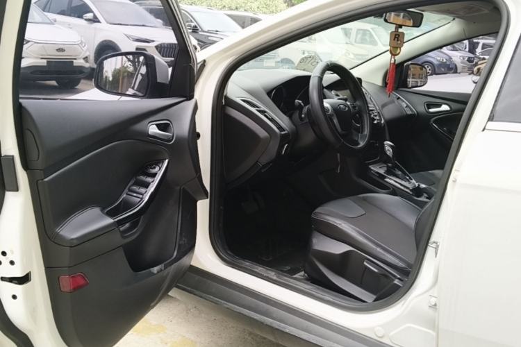 Used Ford Focus 2012 Sedan 1.6L Automatic Fashion Edition Driver Seat