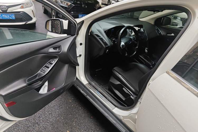 Used Ford Focus 2012 Sedan 1.6L Automatic Fashion Edition Driver Seat