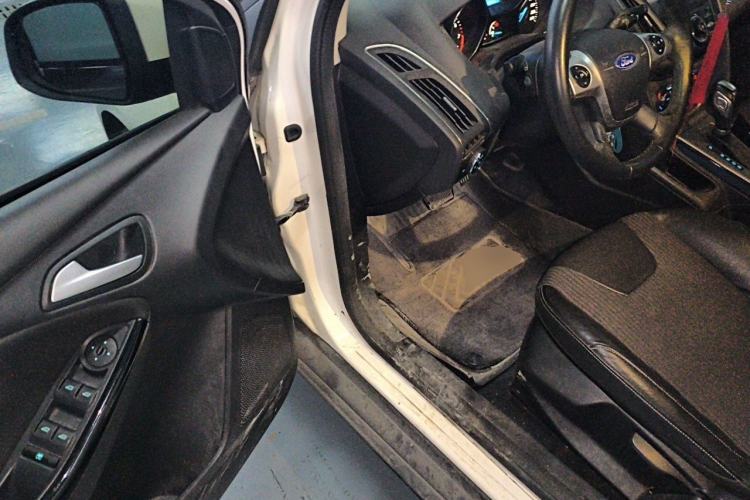 Used Ford Focus 2012 Hatchback 1.6L Automatic Fashion Edition Driver Seat
