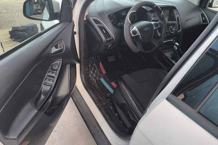 Used Ford Focus 2012 Sedan 1.6L Automatic Fashion Edition Driver Seat
