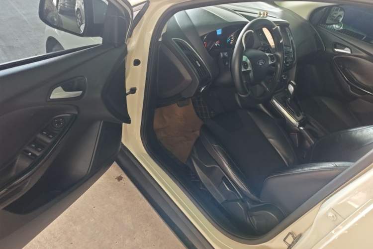 Used Ford Focus 2012 Hatchback 1.6L Automatic Fashion Edition Driver Seat
