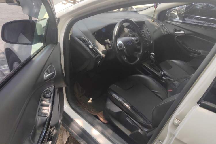 Used Ford Focus 2012 Sedan 1.6L Automatic Fashion Edition Driver Seat