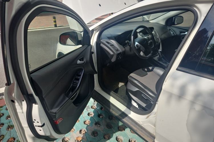 Used Ford Focus 2012 Sedan 1.6L Automatic Fashion Edition Driver Seat
