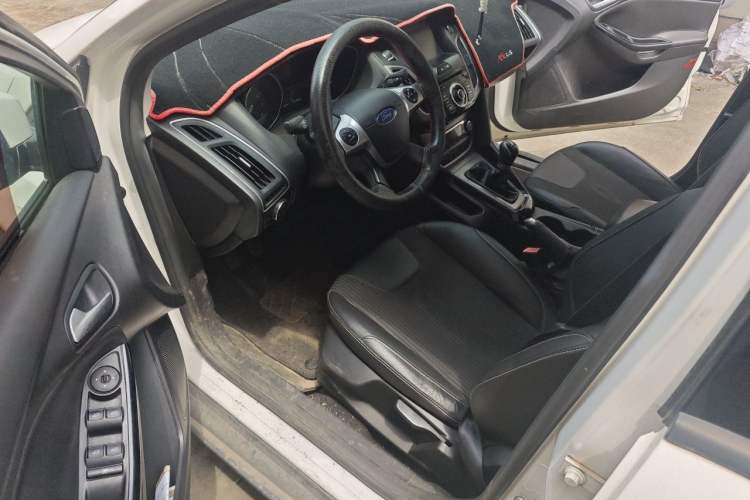 Used Ford Focus 2012 Sedan 1.6L Manual Fashion Edition Driver Seat