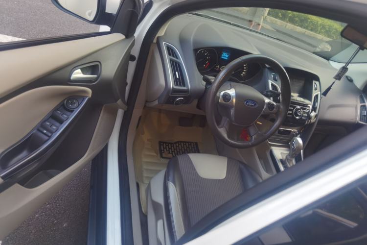 Used Ford Focus 2012 Sedan 1.6L Automatic Fashion Edition Driver Seat