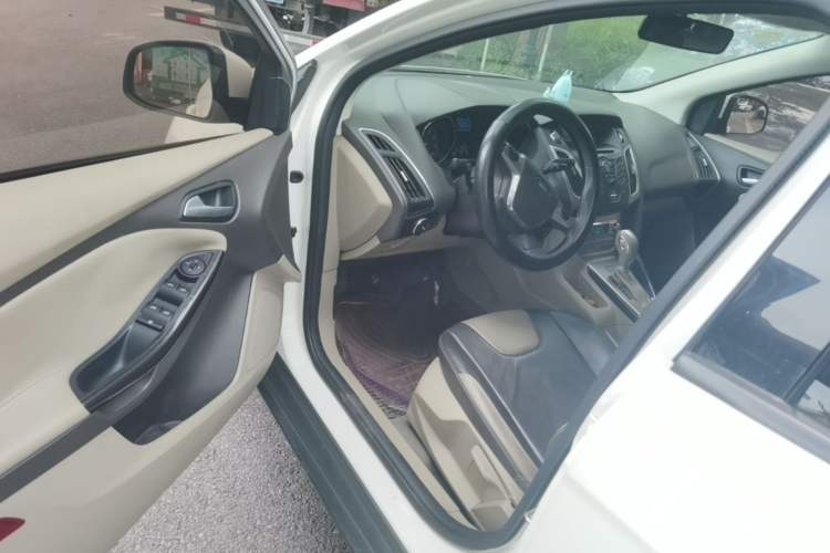 Used Ford Focus 2012 Hatchback 1.6L Automatic Fashion Edition Driver Seat