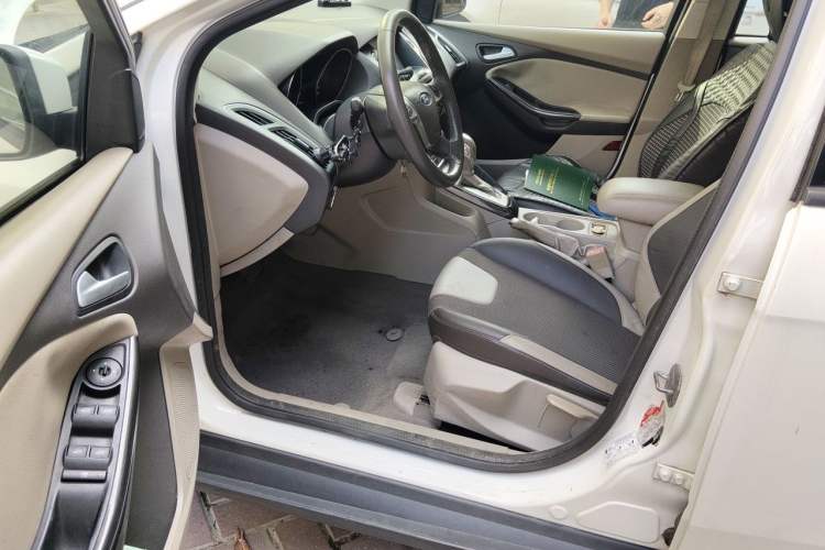 Used Ford Focus 2012 Sedan 1.6L Automatic Fashion Edition Driver Seat