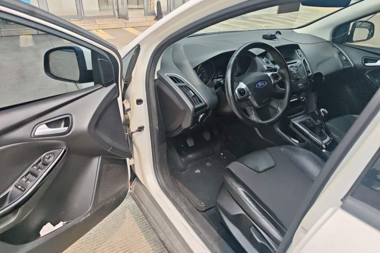 Used Ford Focus 2012 Sedan 1.6L Manual Fashion Edition Driver Seat