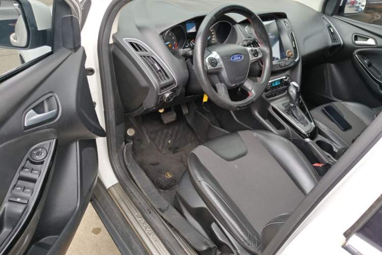 Used Ford Focus 2012 Sedan 1.6L Automatic Fashion Edition Driver Seat