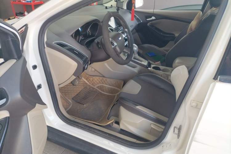 Used Ford Focus 2012 Sedan 1.6L Automatic Fashion Edition Driver Seat