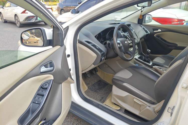 Used Ford Focus 2012 Sedan 1.6L Manual Fashion Edition Driver Seat