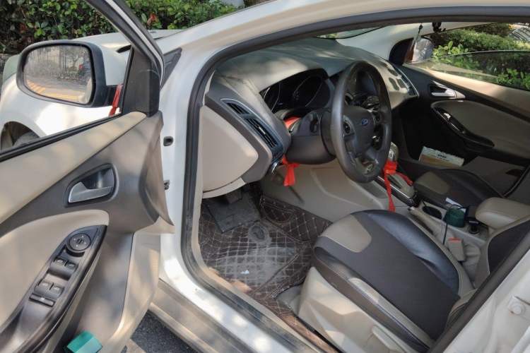 Used Ford Focus 2012 Sedan 1.6L Automatic Fashion Edition Driver Seat