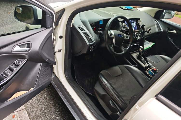 Used Ford Focus 2012 Sedan 1.6L Automatic Fashion Edition Driver Seat
