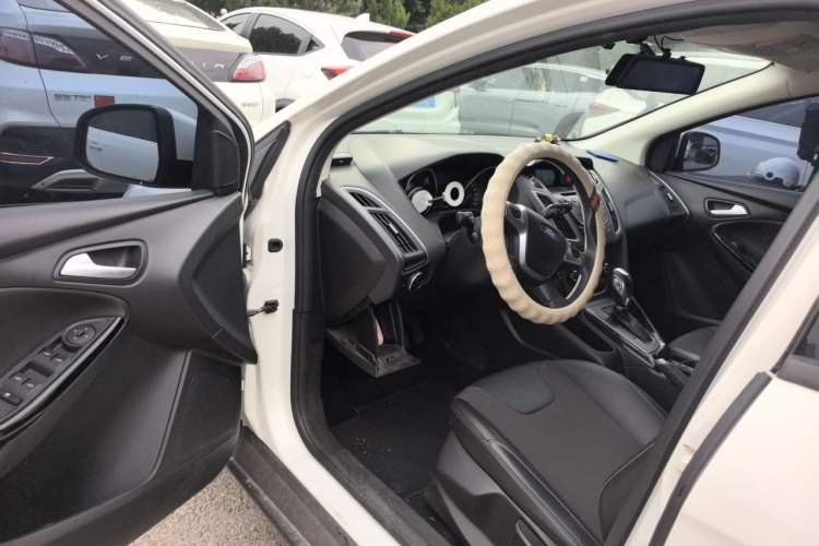 Used Ford Focus 2012 Hatchback 1.6L Automatic Fashion Edition Driver Seat