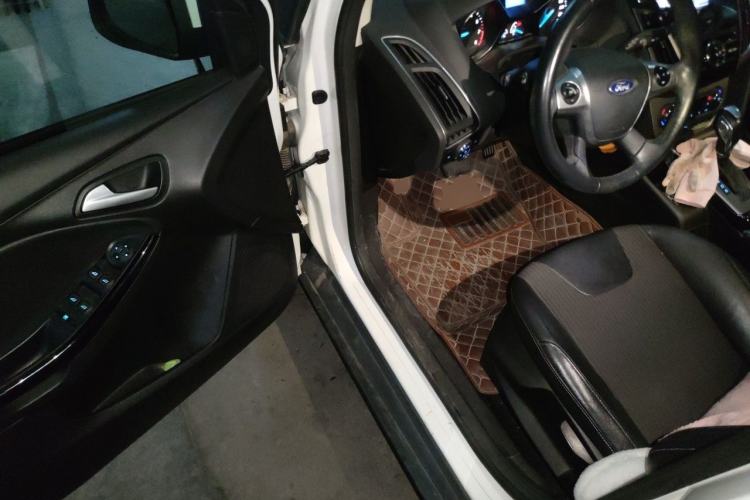 Used Ford Focus 2012 Hatchback 1.6L Automatic Fashion Edition Driver Seat