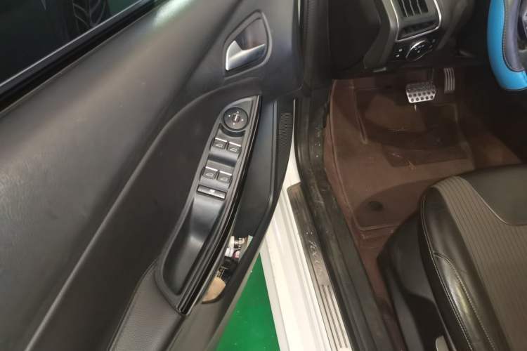 Used Ford Focus 2012 Hatchback 2.0L Automatic Luxury Sport Model Driver Seat
