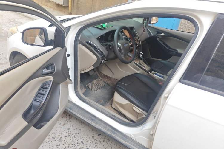 Used Ford Focus 2012 Hatchback 1.6L Automatic Fashion Edition Driver Seat