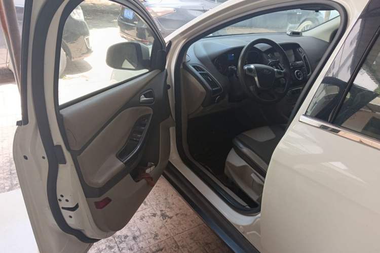 Used Ford Focus 2012 Sedan 1.6L Automatic Fashion Edition Driver Seat