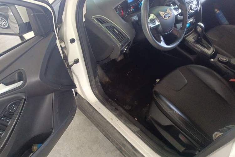 Used Ford Focus 2012 Hatchback 1.6L Automatic Fashion Edition Driver Seat