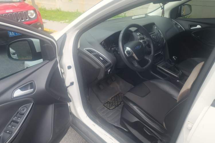 Used Ford Focus 2012 Sedan 1.6L Manual Fashion Edition Driver Seat