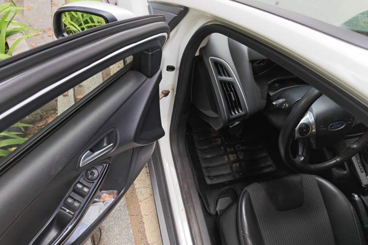 Used Ford Focus 2012 Sedan 1.6L Automatic Fashion Edition Driver Seat