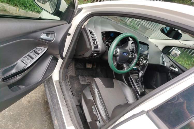 Used Ford Focus 2012 Sedan 1.6L Automatic Fashion Edition Driver Seat