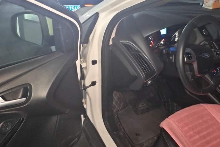 Used Ford Focus 2012 Hatchback 1.6L Automatic Fashion Edition Driver Seat