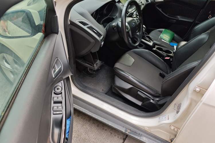 Used Ford Focus 2012 Sedan 1.6L Automatic Fashion Edition Driver Seat