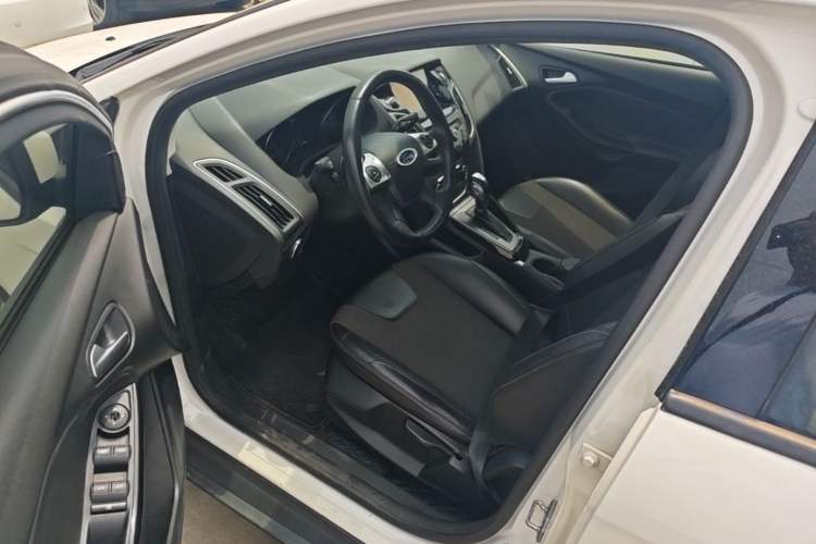 Used Ford Focus 2012 Sedan 1.6L Automatic Fashion Edition Driver Seat
